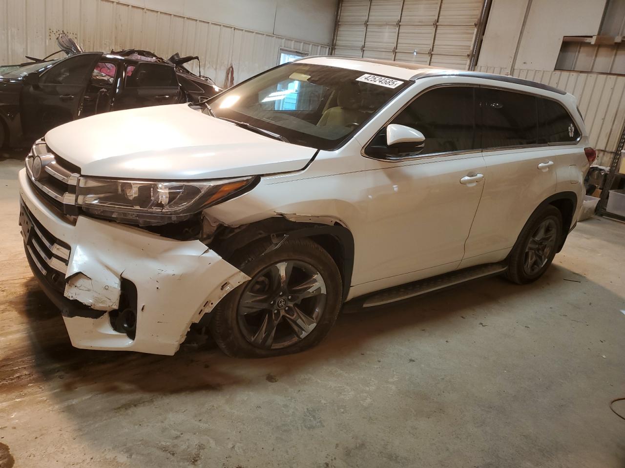 2017 Toyota Highlander - Image 1