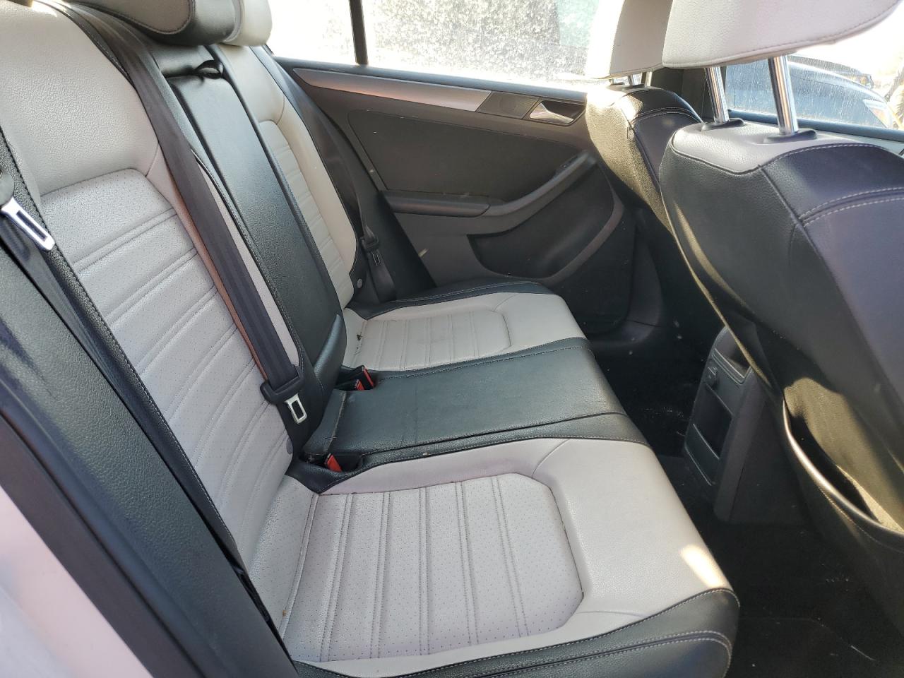 2016 Volkswagen Jetta - Image 10
