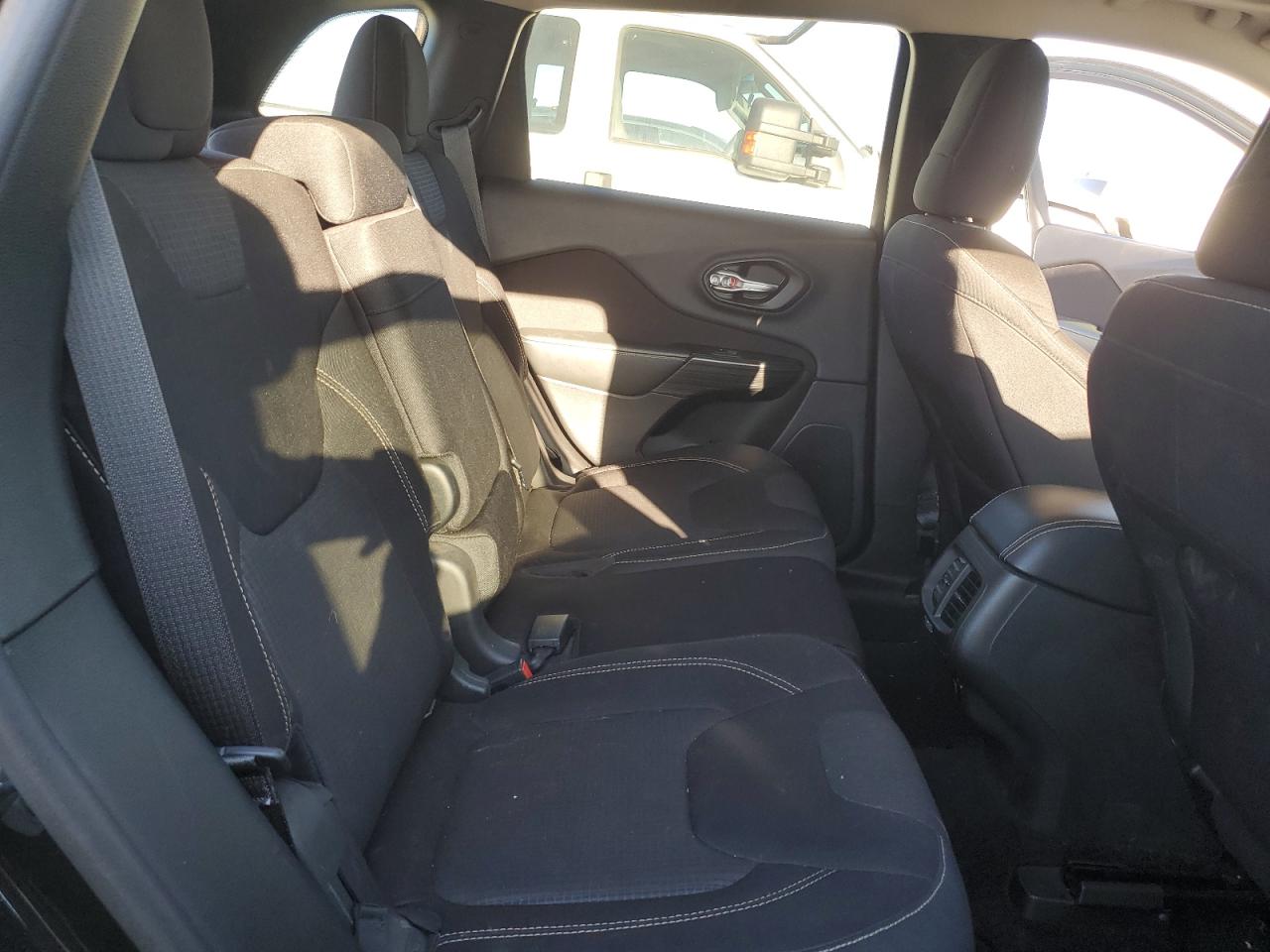 2015 Jeep Grand Cherokee - Image 11