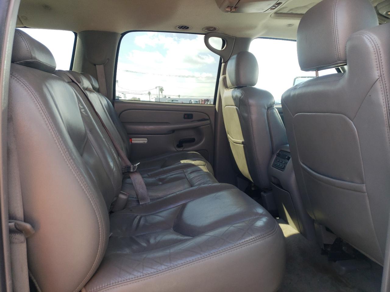 2004 Chevrolet Suburban - Image 11