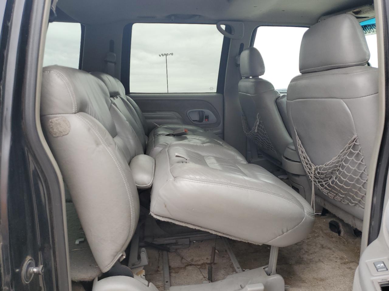 1999 Chevrolet Suburban - Image 11