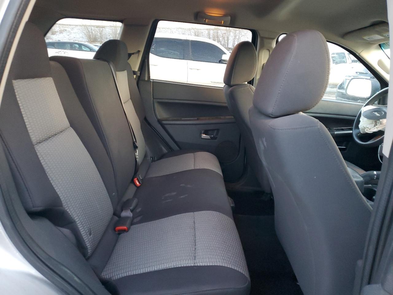 2010 Jeep Grand Cherokee - Image 11
