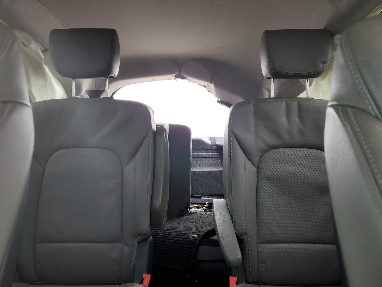 2016 Hyundai Santa Fe - Image 10