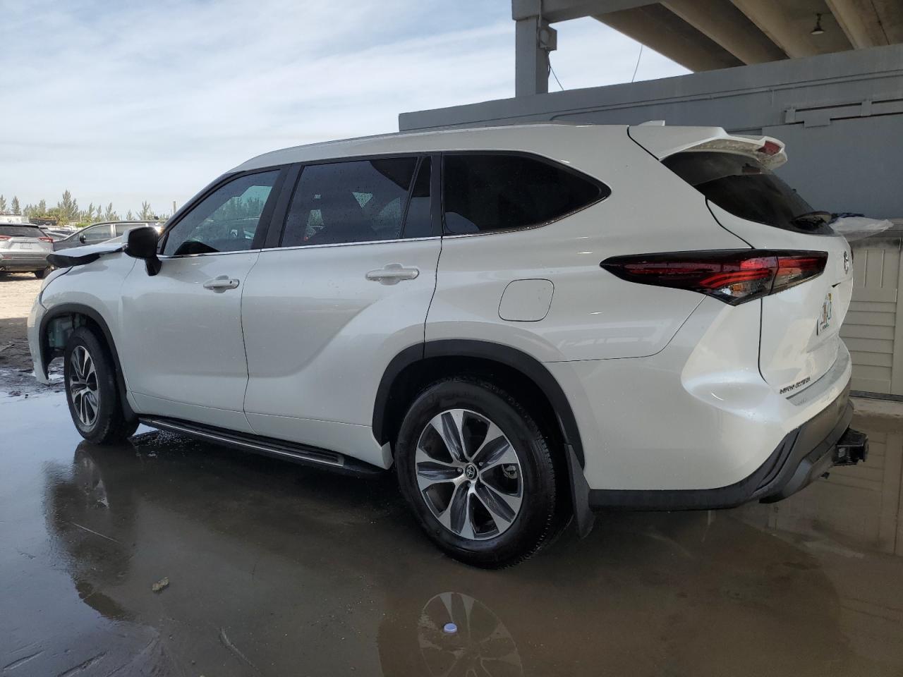 2024 Toyota Highlander - Image 2
