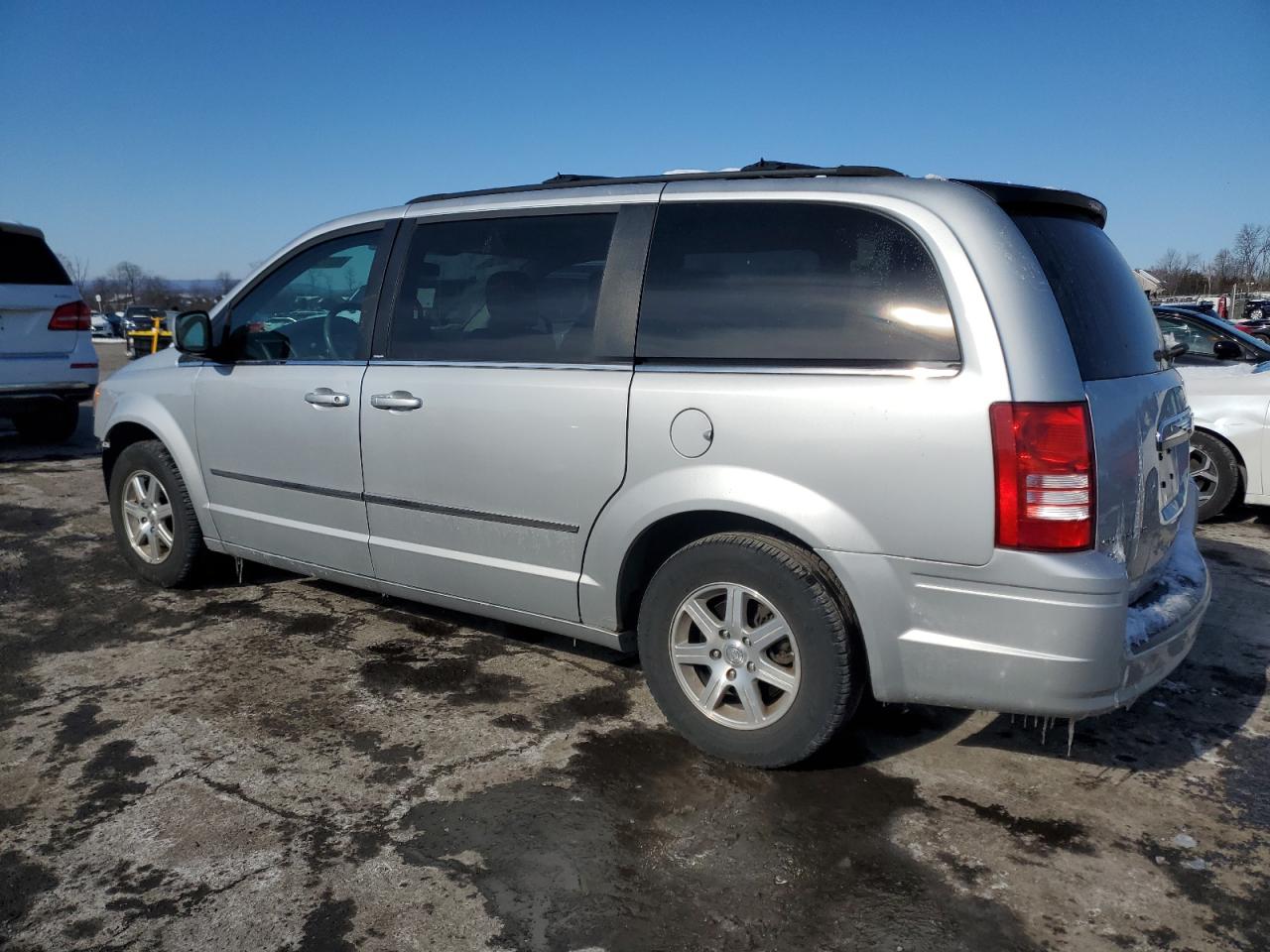 2009 Chrysler Town & Country - Image 2