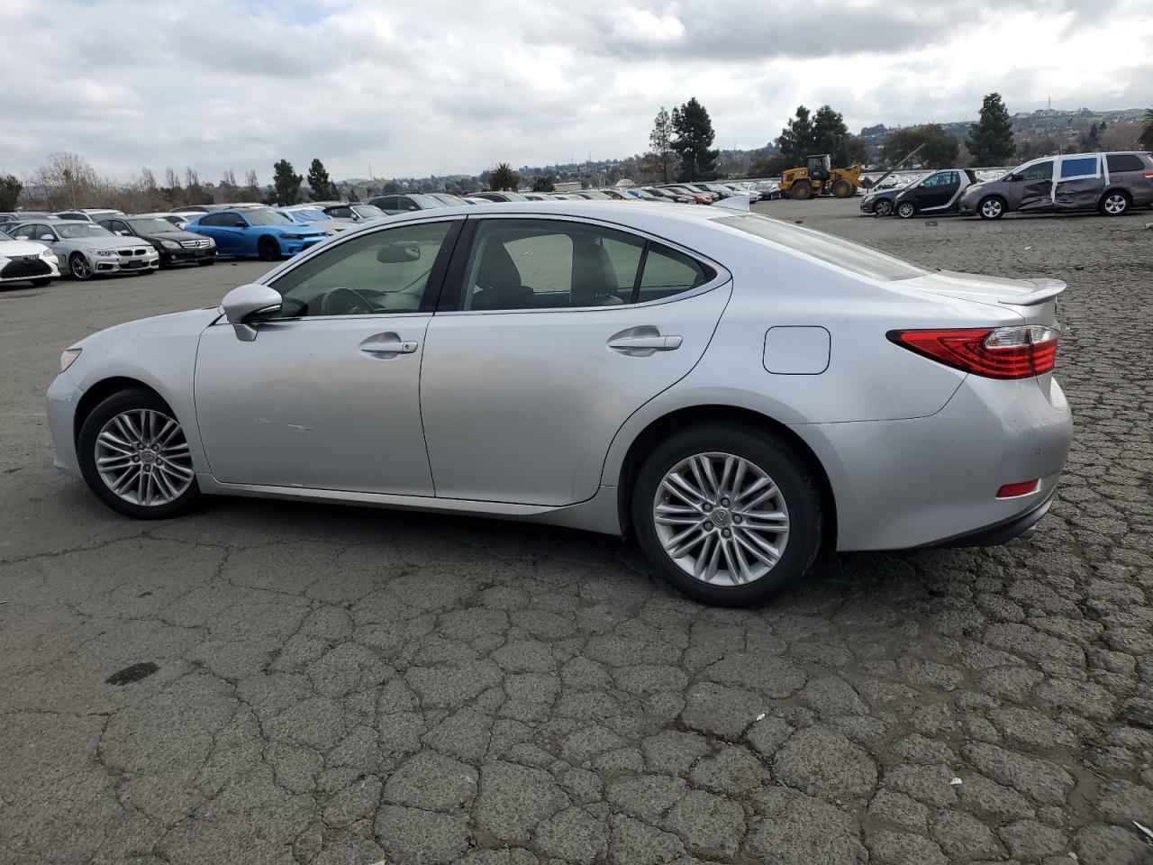 2015 Lexus ES - Image 2