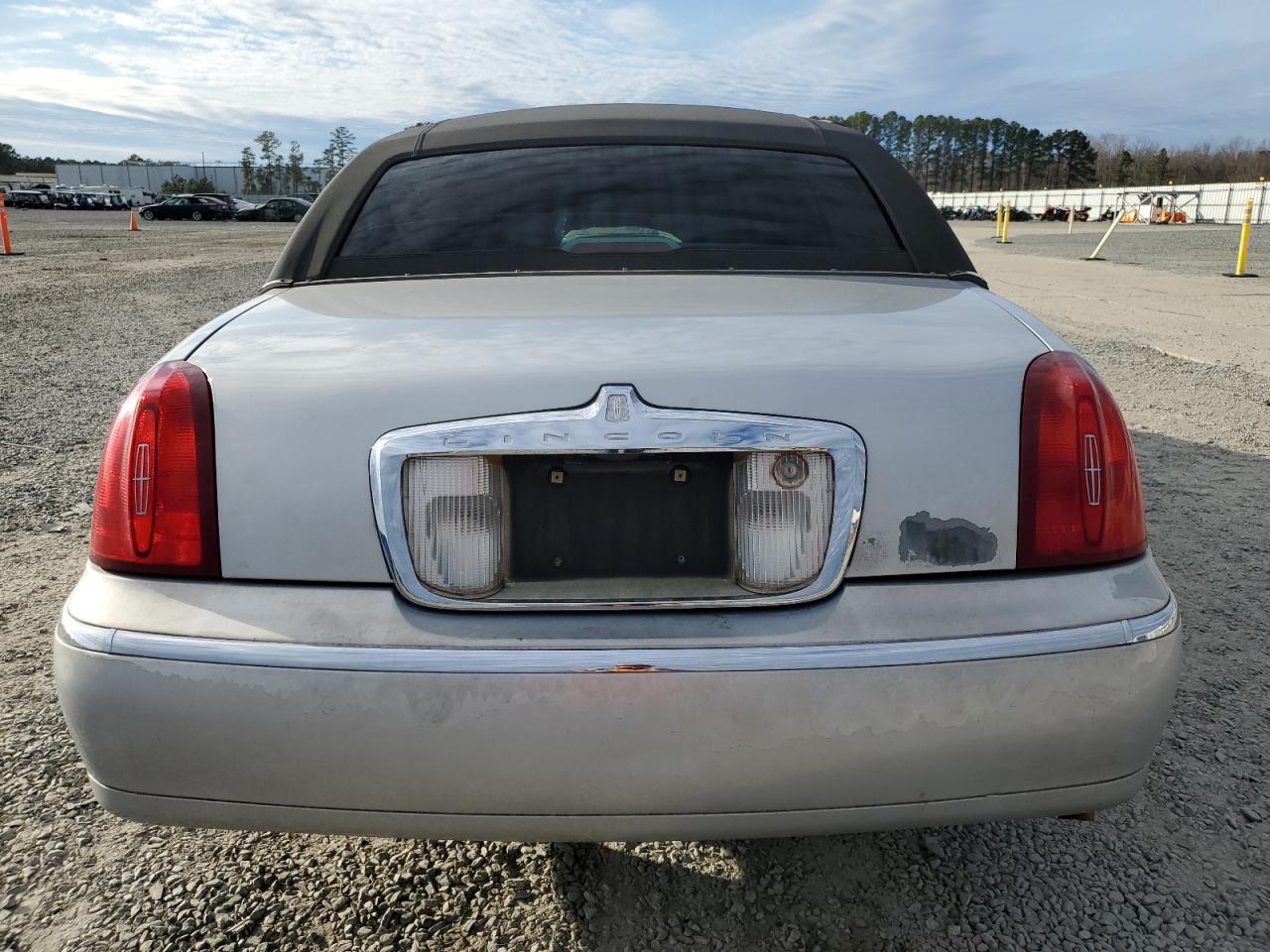 2001 Lincoln Town Car - Image 6