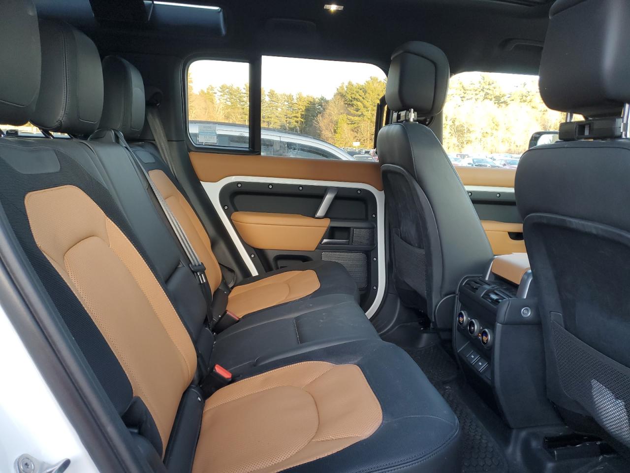 2023 Land Rover Defender - Image 11