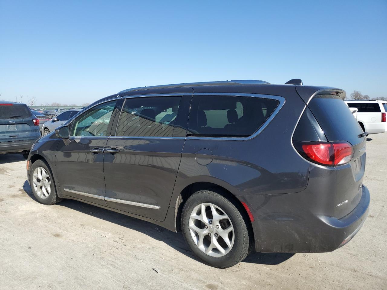 2018 Chrysler Pacifica - Image 2