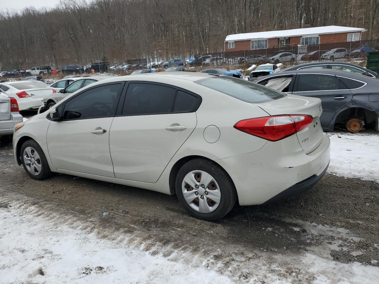 KNAFK4A64F5379530 2015 KIA FORTE - Image 2