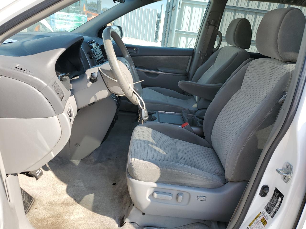 2010 Toyota Sienna - Image 7
