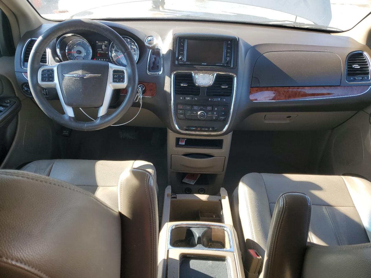 2016 Chrysler Town & Country - Image 8