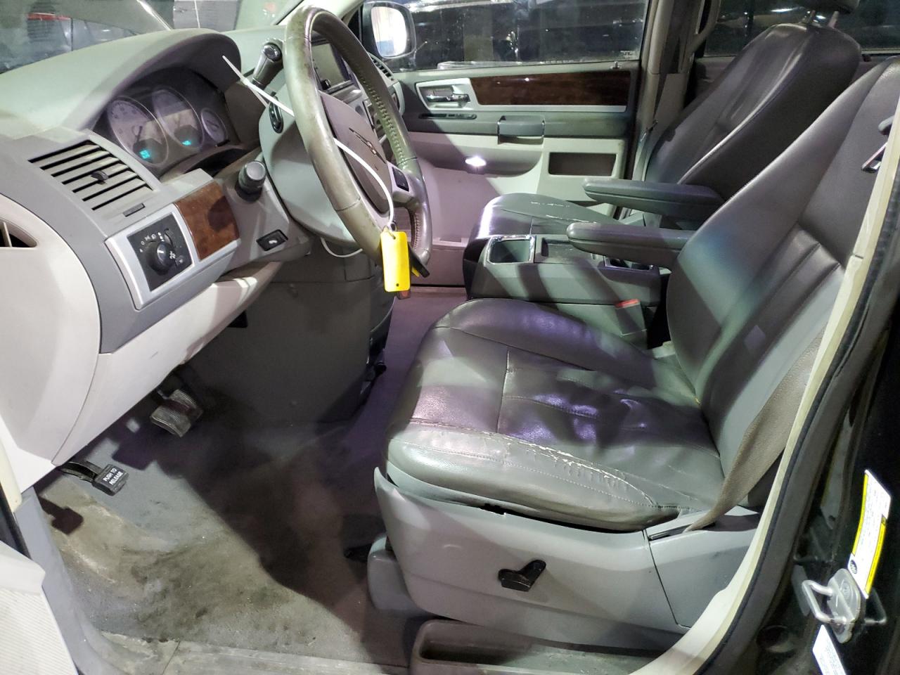 2010 Chrysler Town & Country - Image 7