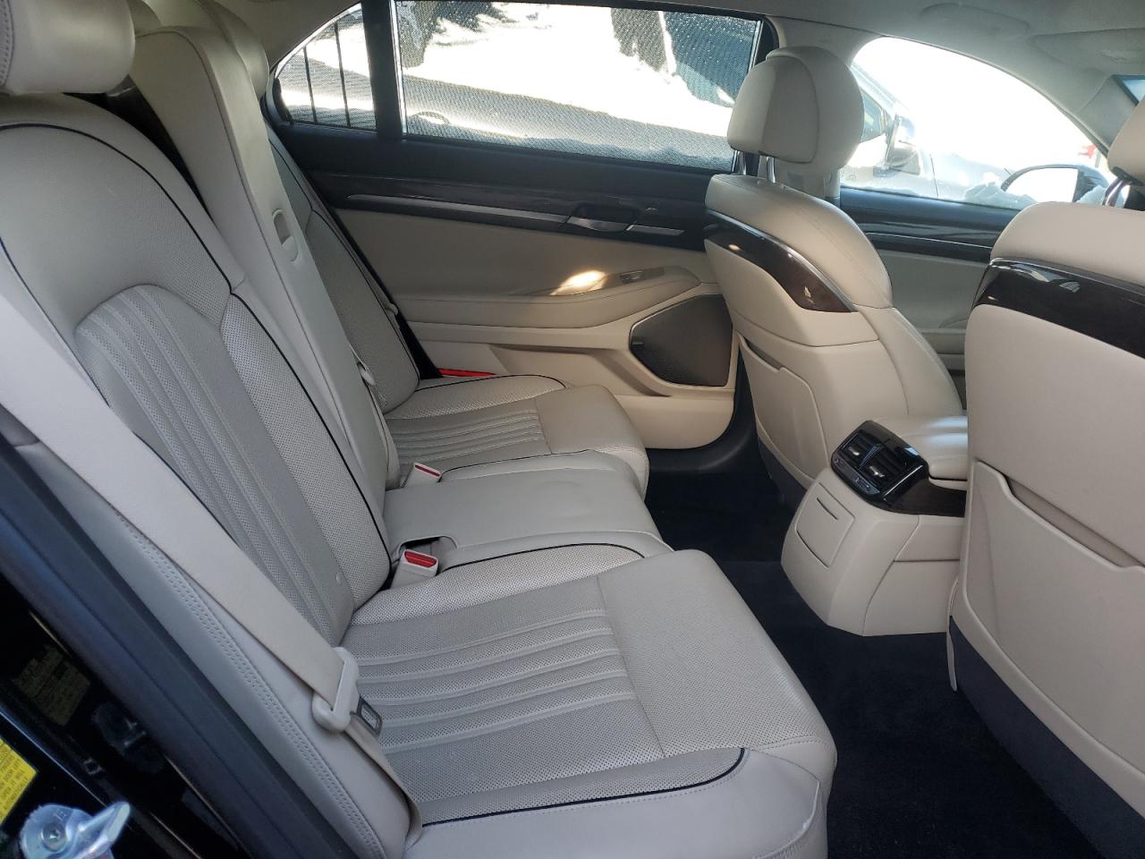2017 Genesis G90 - Image 10
