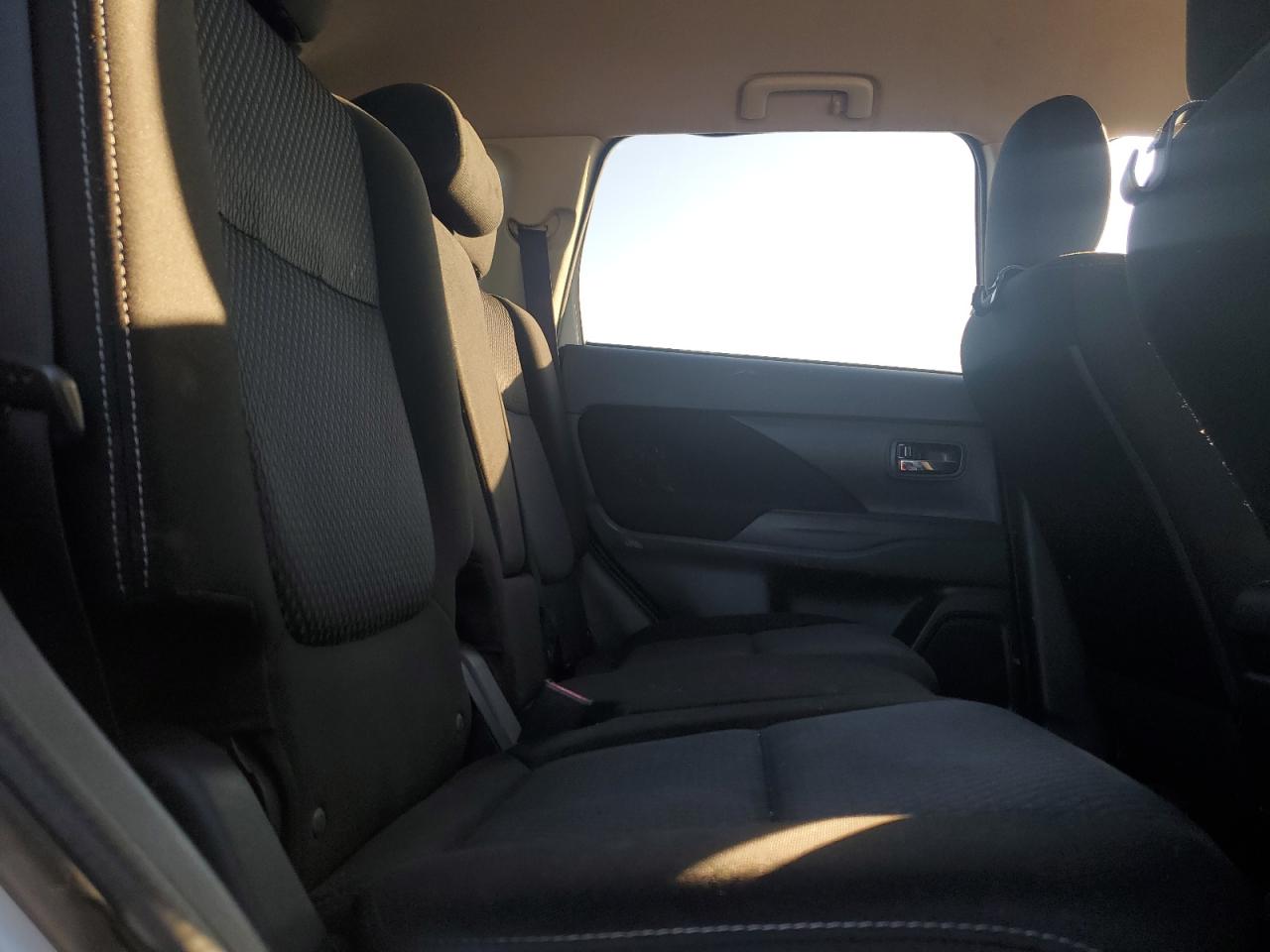 2017 Mitsubishi Outlander - Image 11