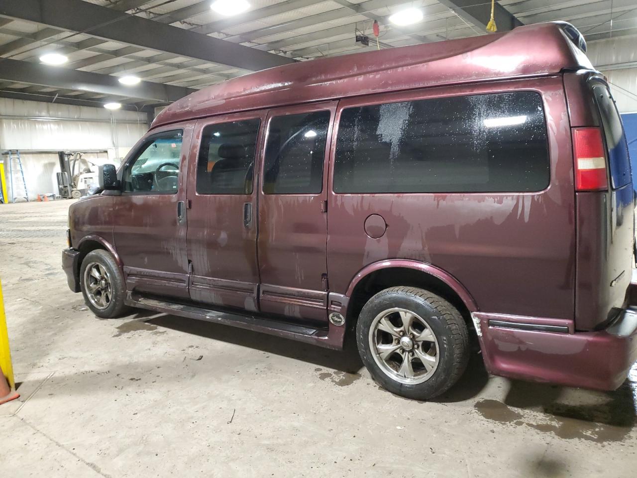 2005 Chevrolet Express - Image 2