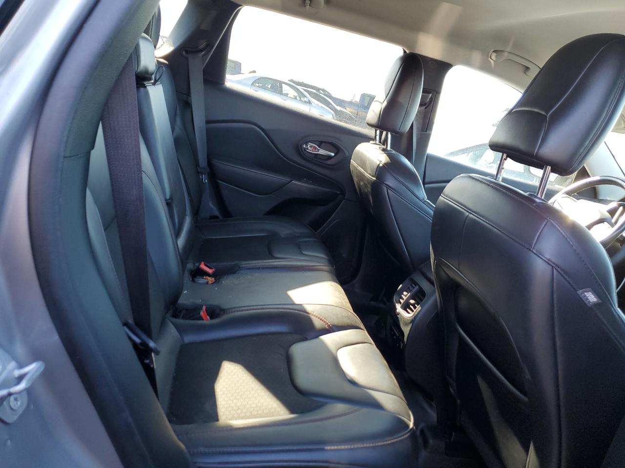 2020 Jeep Cherokee - Image 11