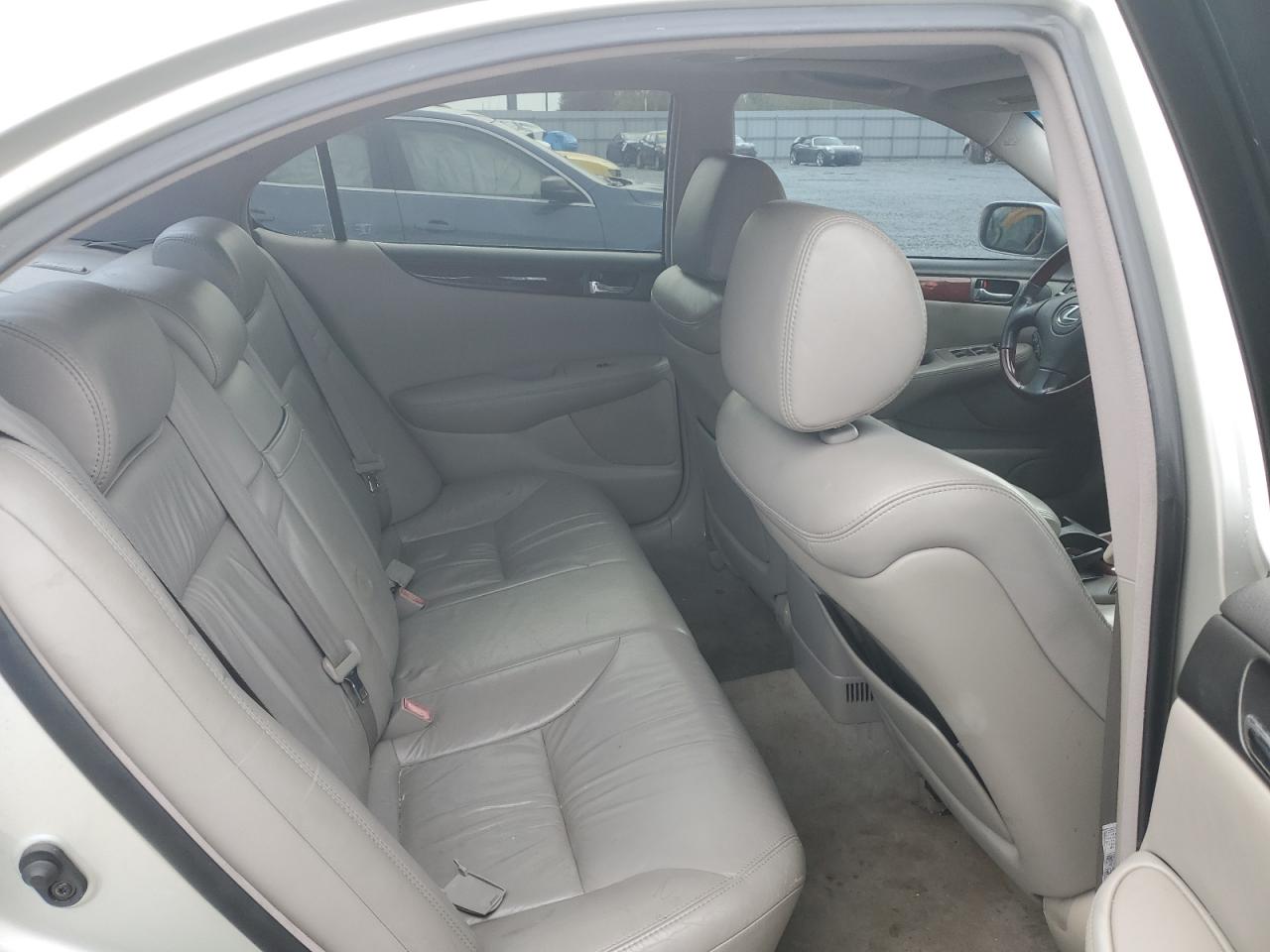 2003 Lexus ES - Image 10