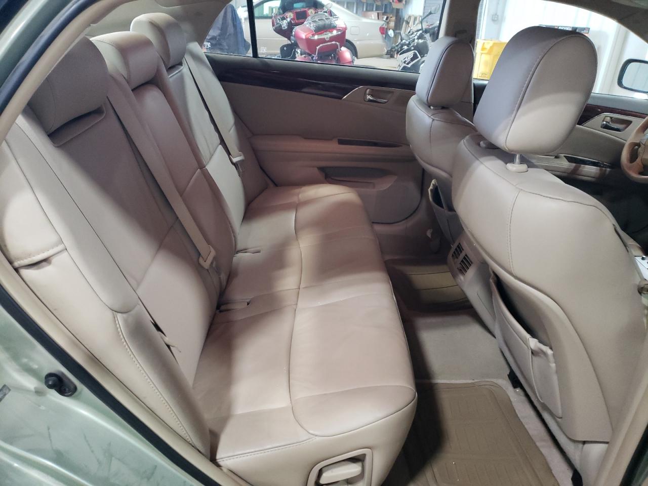 2010 Toyota Avalon - Image 10