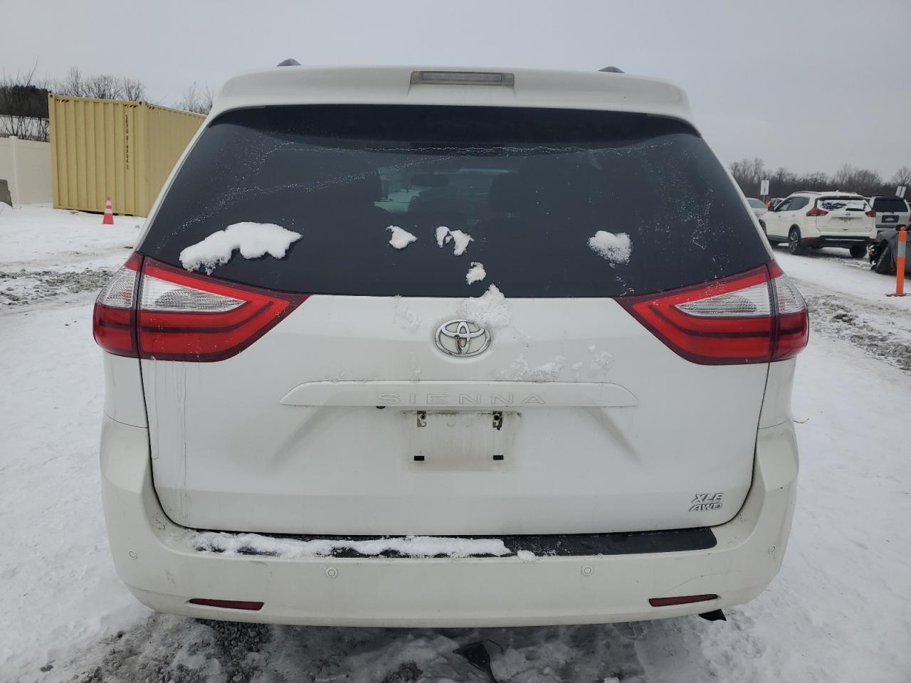 2015 Toyota Sienna - Image 6