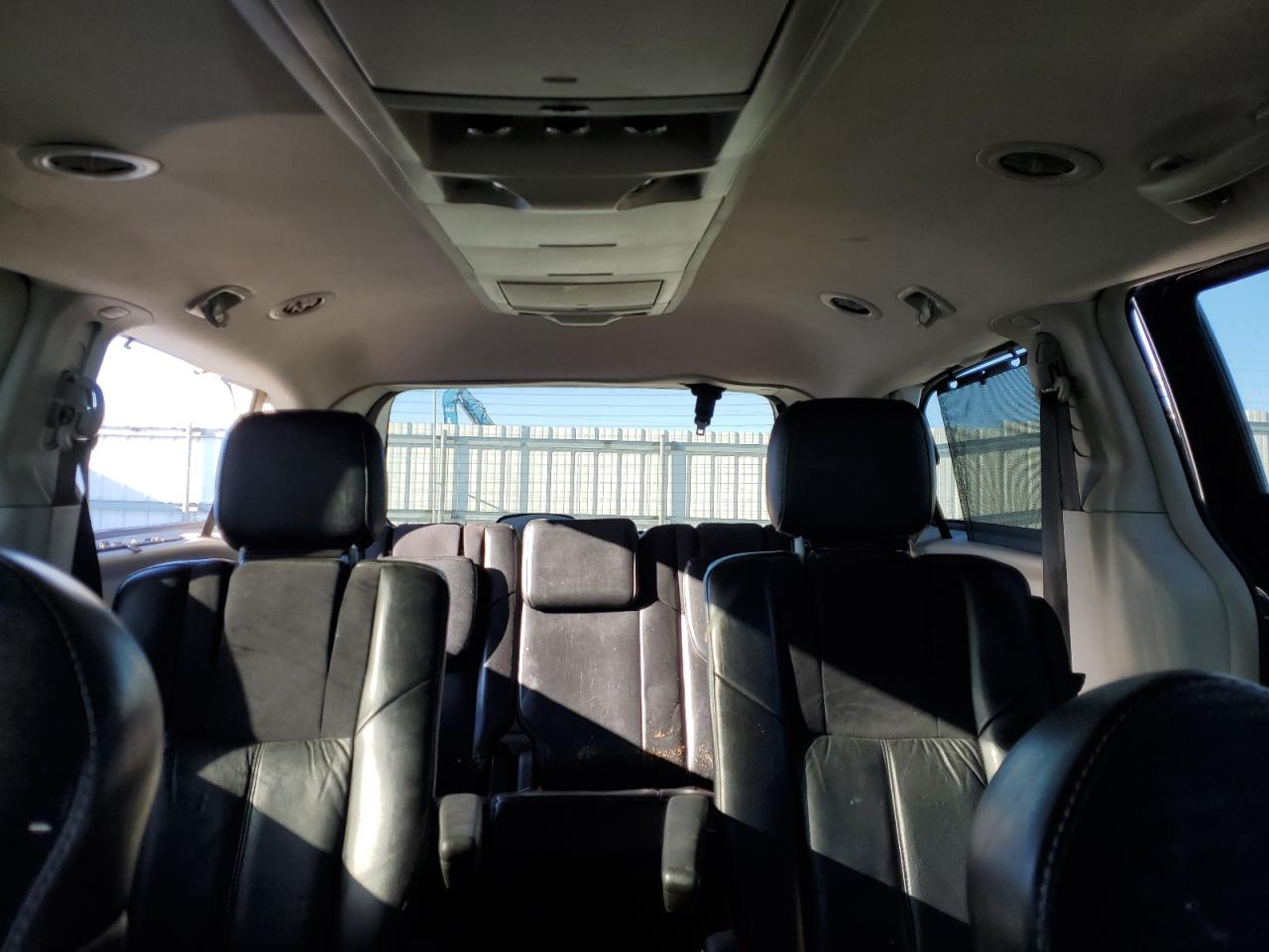 2013 Chrysler Town & Country - Image 10