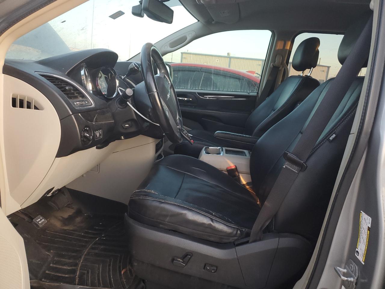 2013 Chrysler Town & Country - Image 8