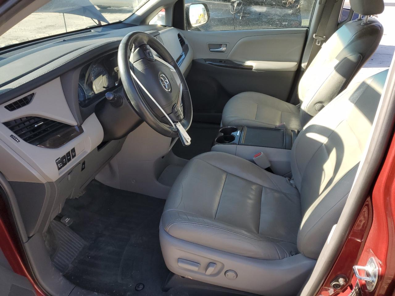 2016 Toyota Sienna - Image 7