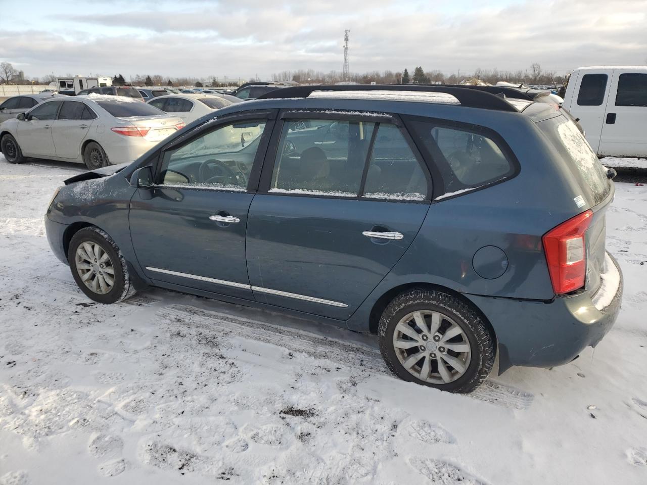 2010 Kia Rondo - Image 2