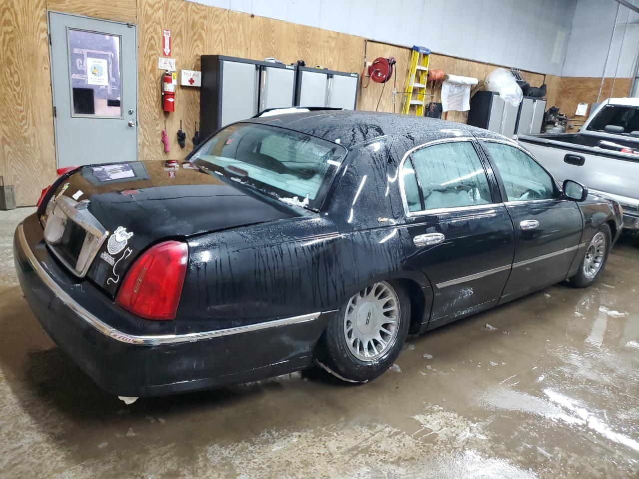 2002 Lincoln Town Car - Image 3