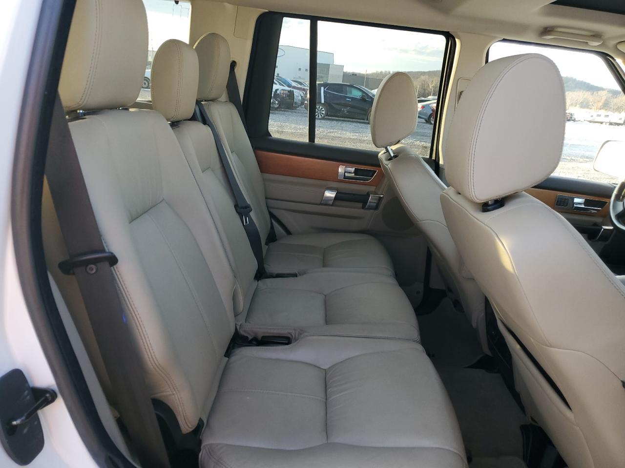 2012 Land Rover LR4 - Image 11