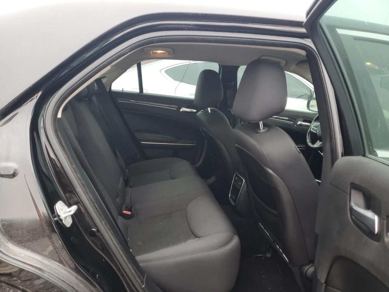 2019 Chrysler 300 - Image 10