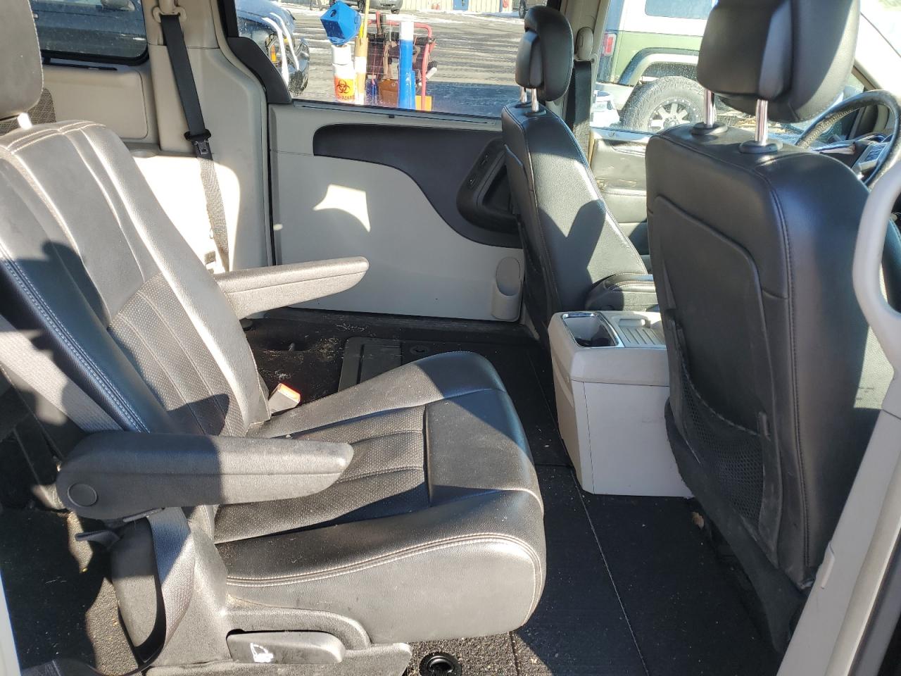 2013 Chrysler Town & Country - Image 12