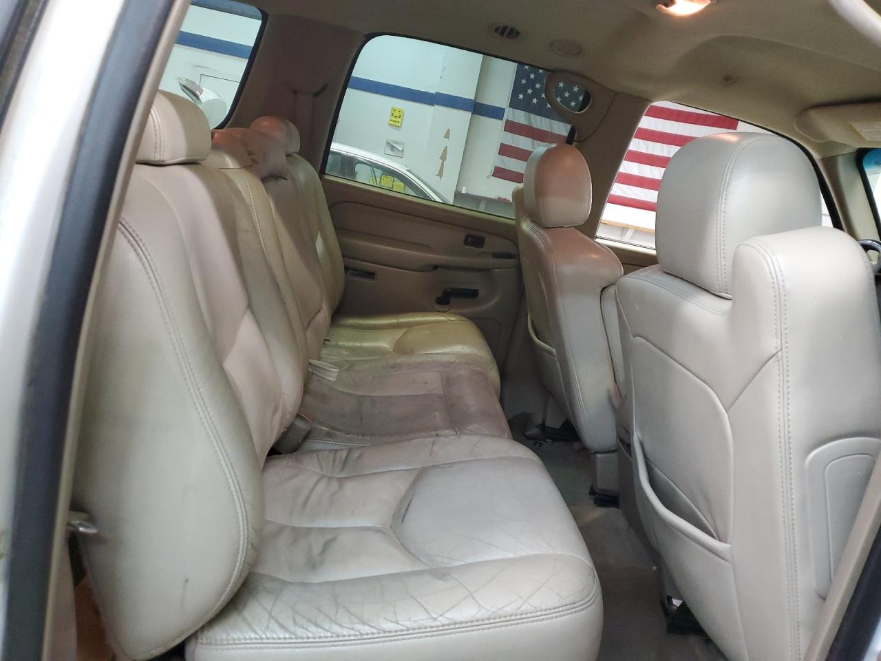 2004 Chevrolet Suburban - Image 11