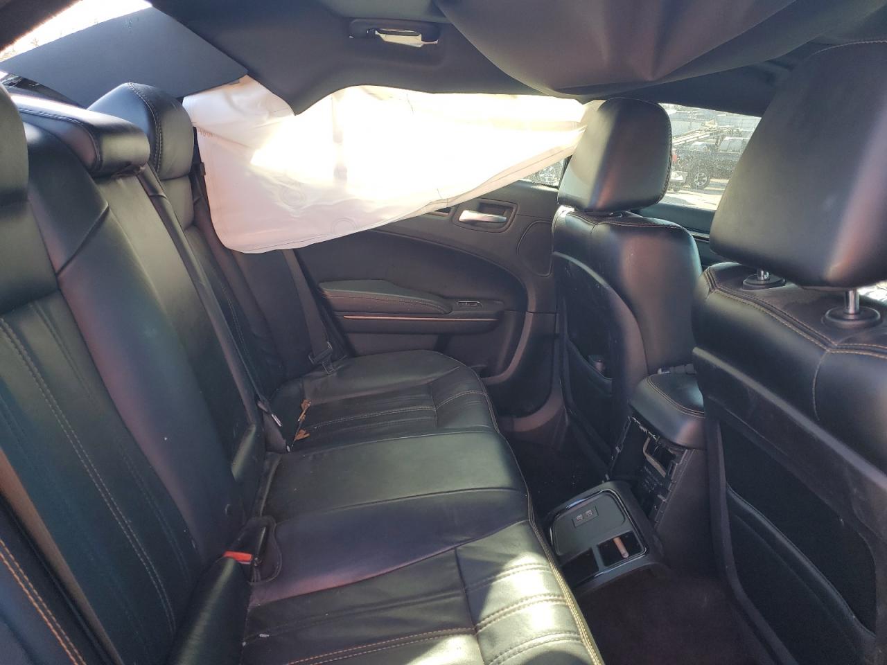 2016 Chrysler 300 - Image 11