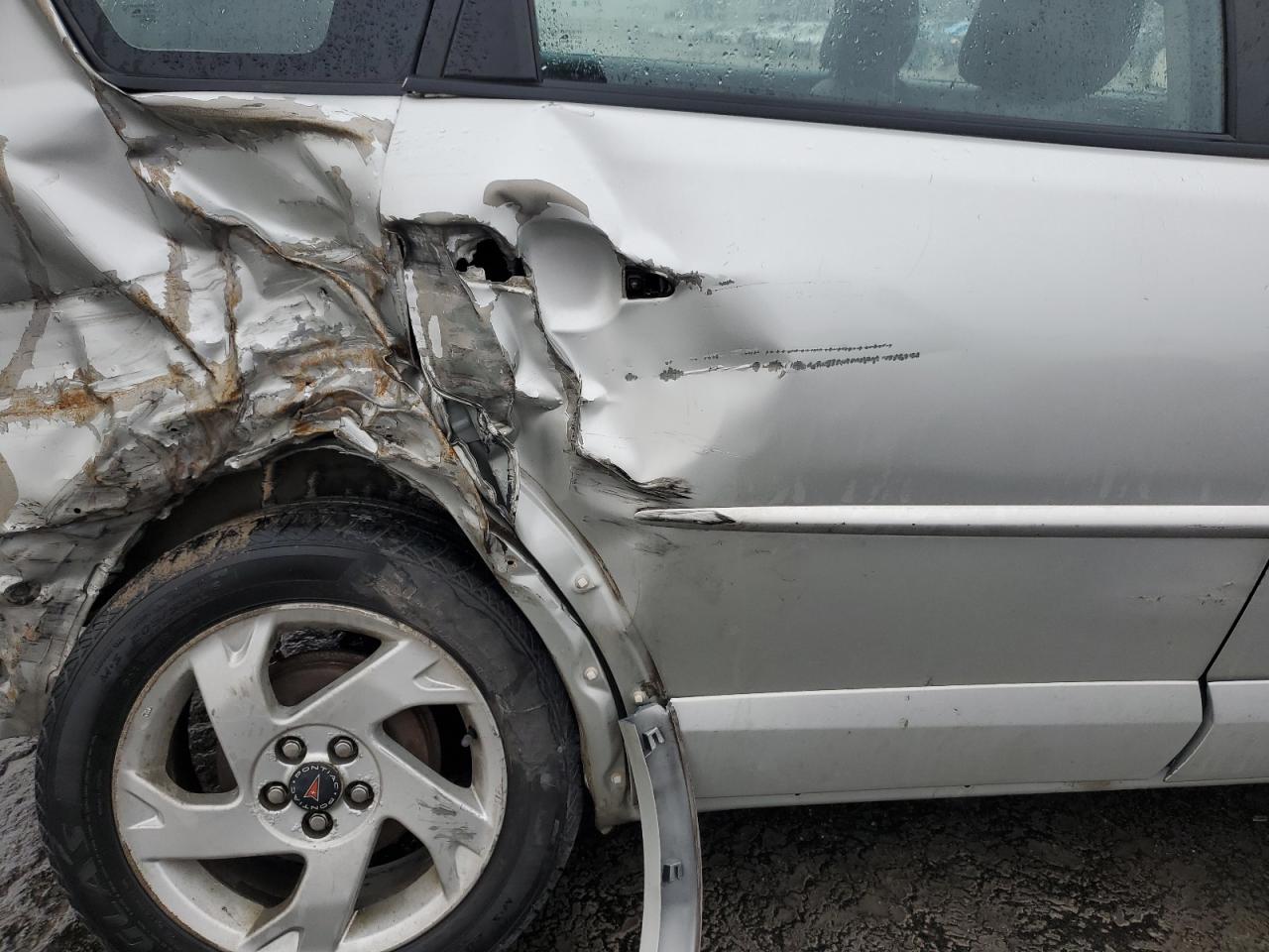 2004 Pontiac Vibe - Image 10