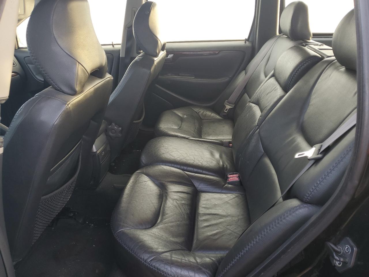 2001 Volvo V70 - Image 11