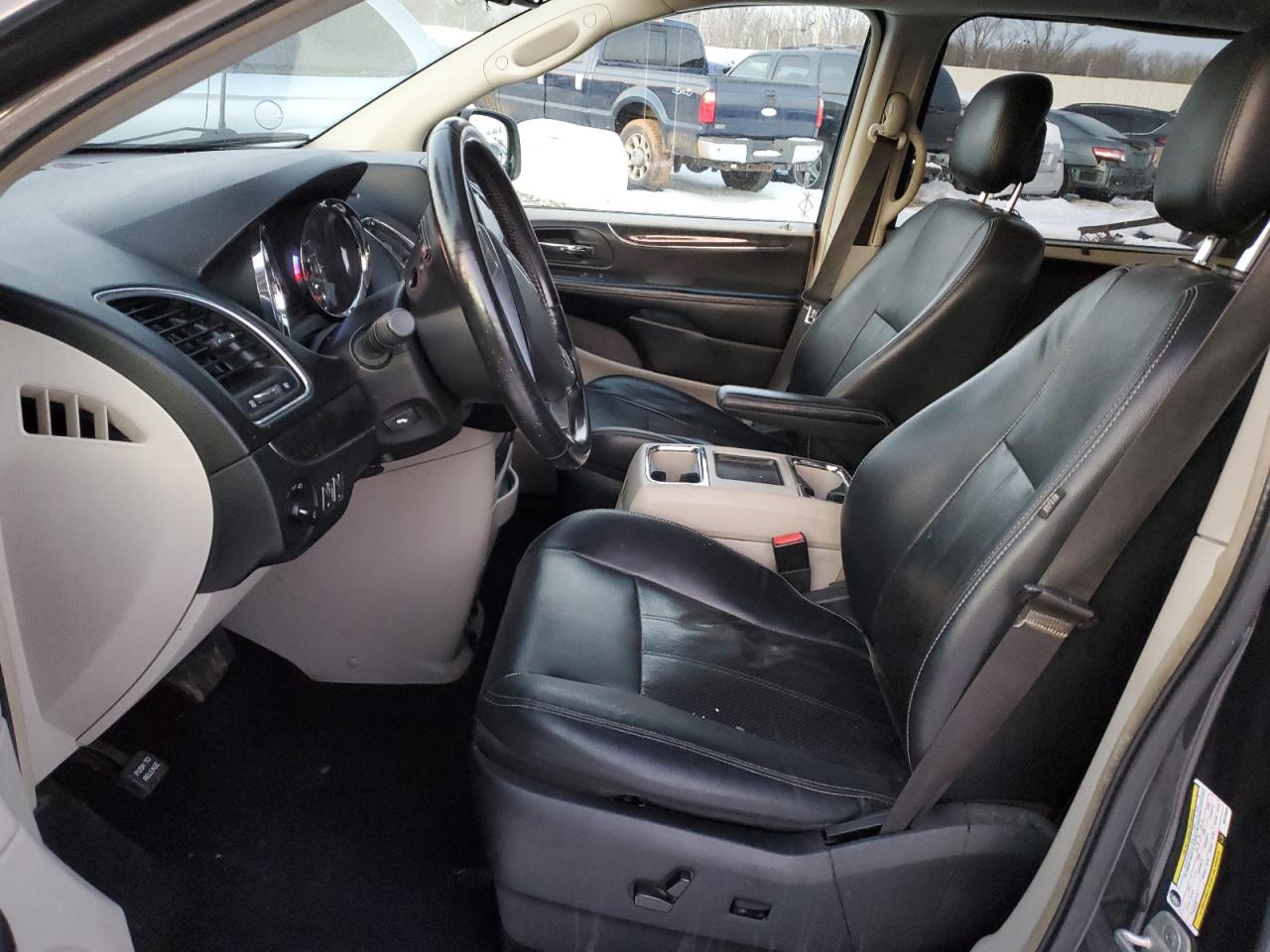 2011 Chrysler Town & Country - Image 7