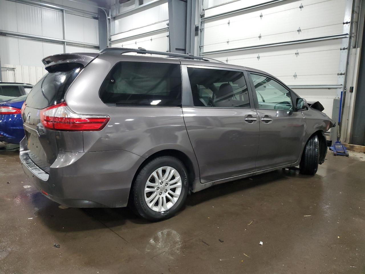 2015 Toyota Sienna - Image 3