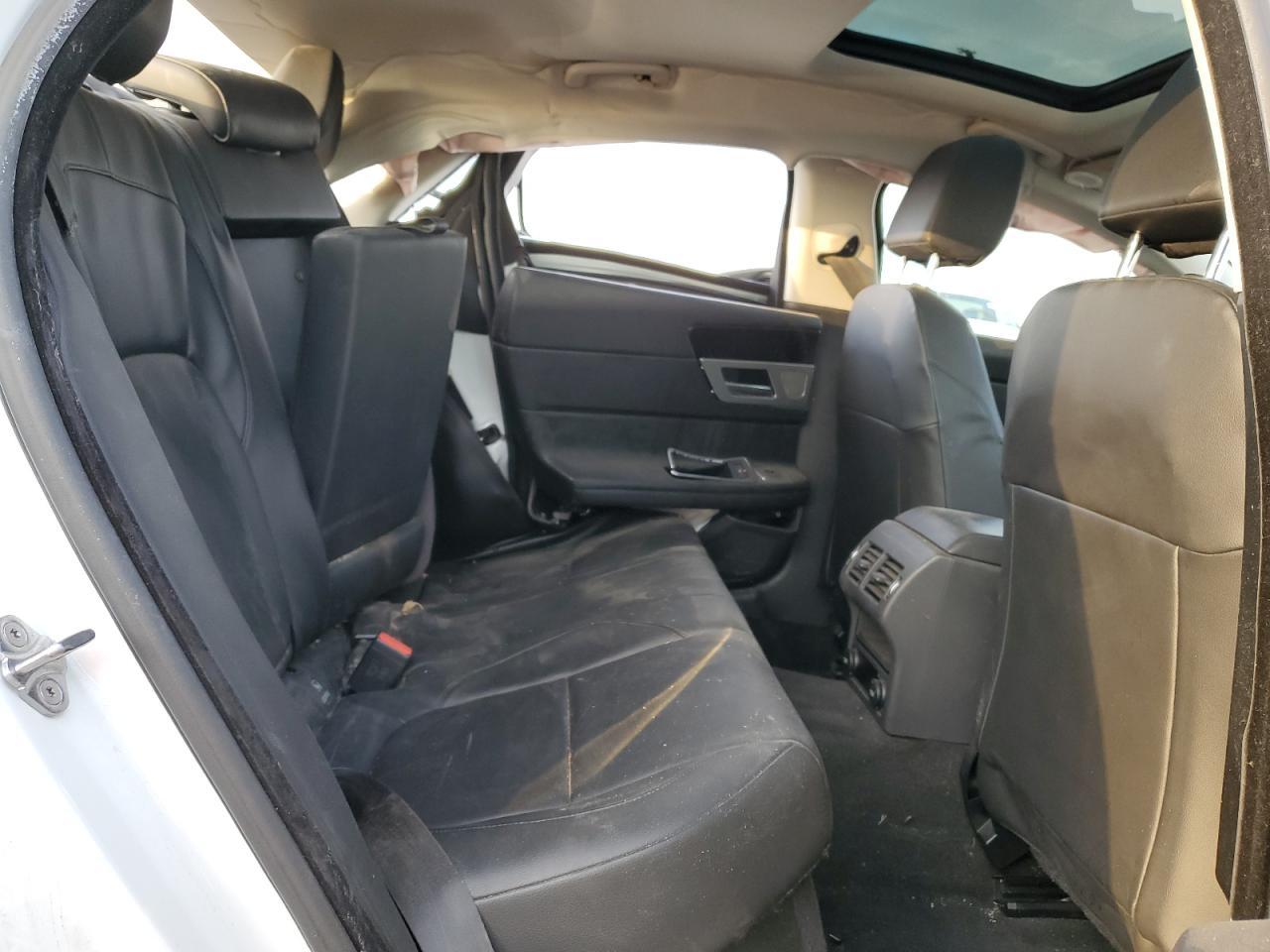 2016 Jaguar XF - Image 10