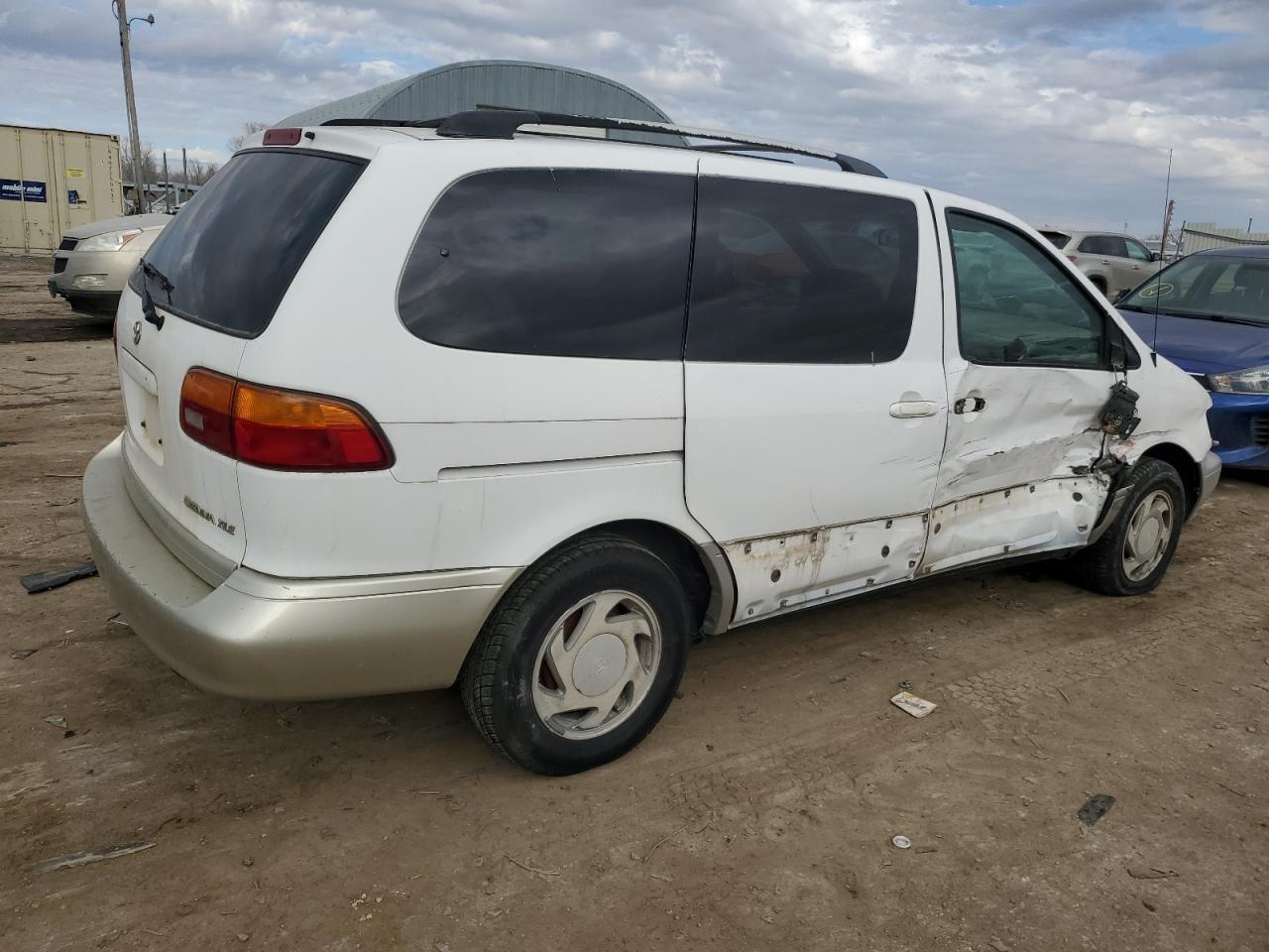 2000 Toyota Sienna - Image 3