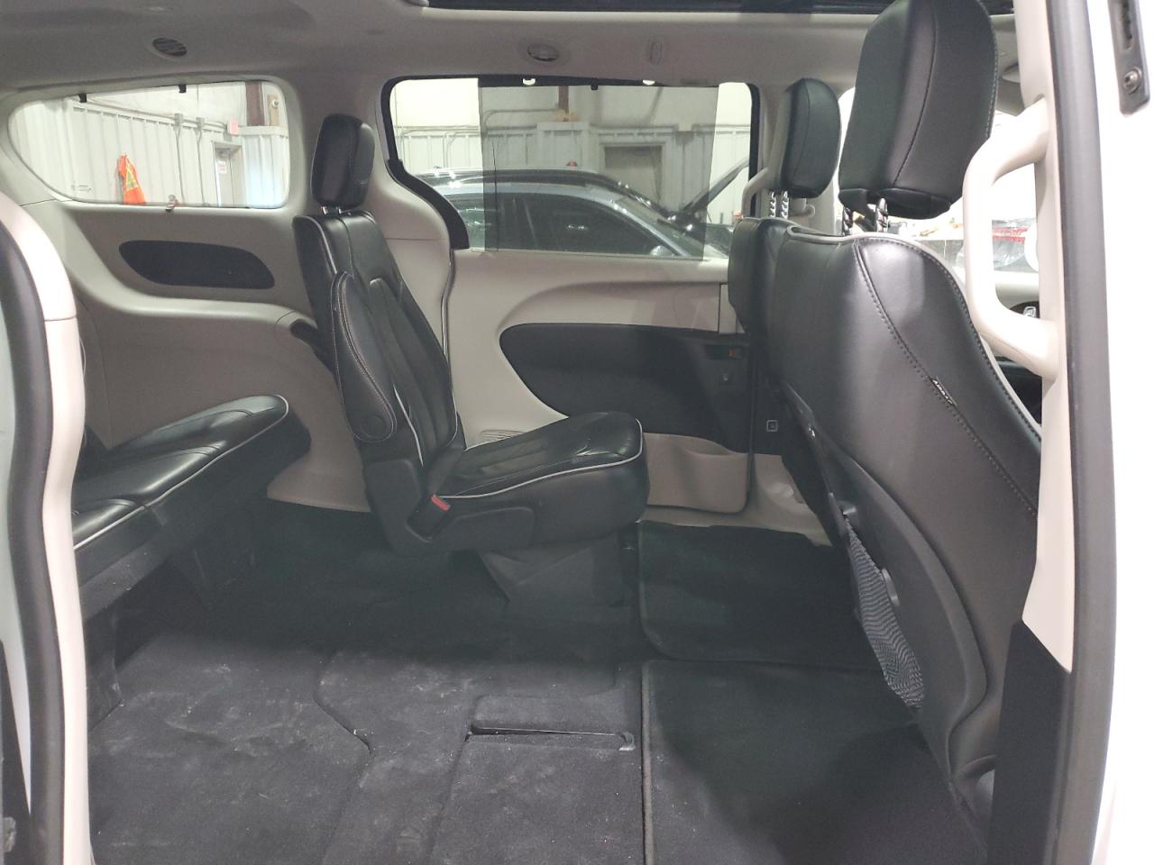 2022 Chrysler Pacifica - Image 11