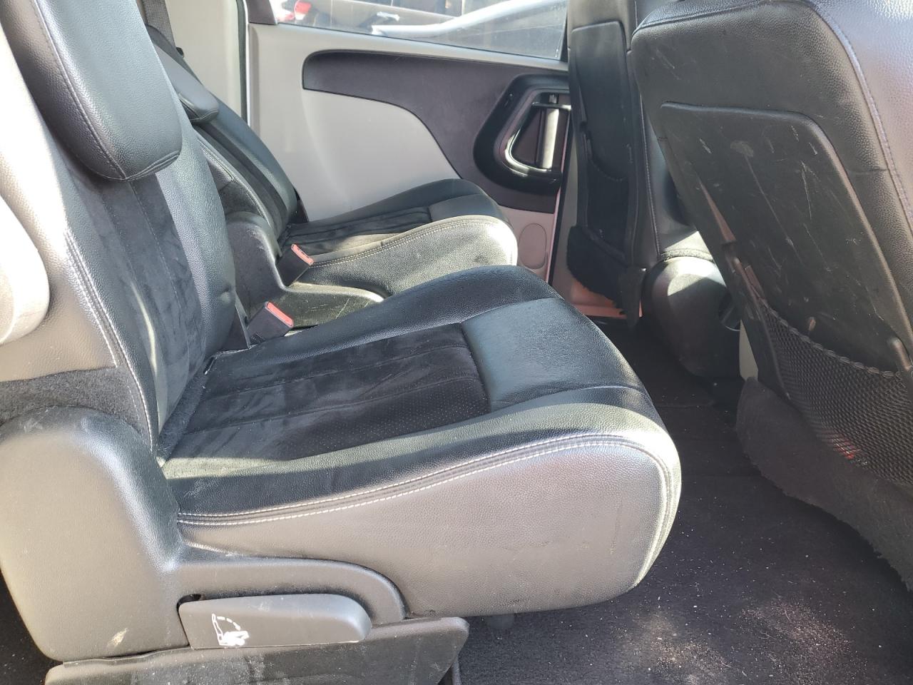 2017 Dodge Caravan - Image 12