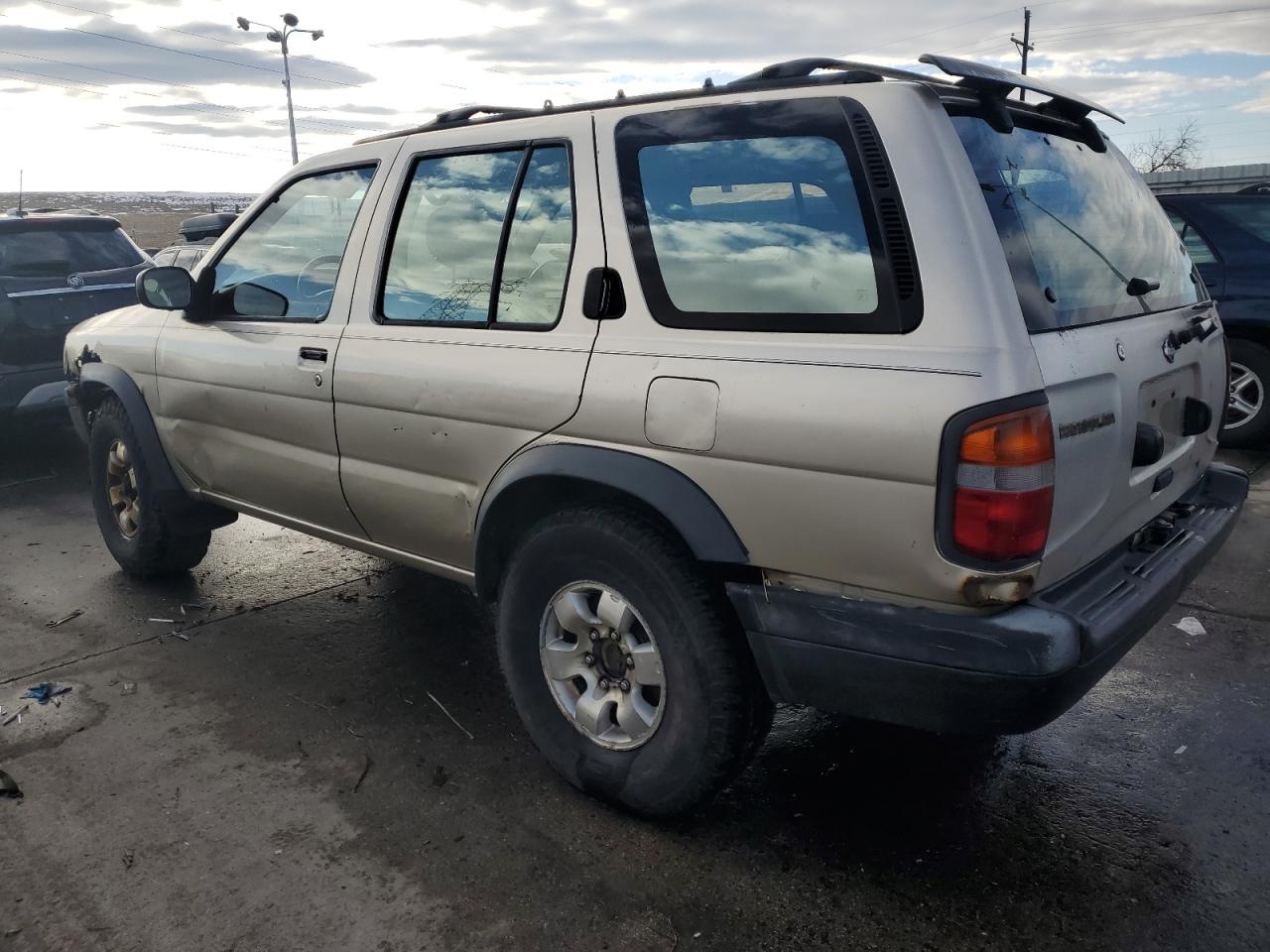 1998 Nissan Pathfinder - Image 2