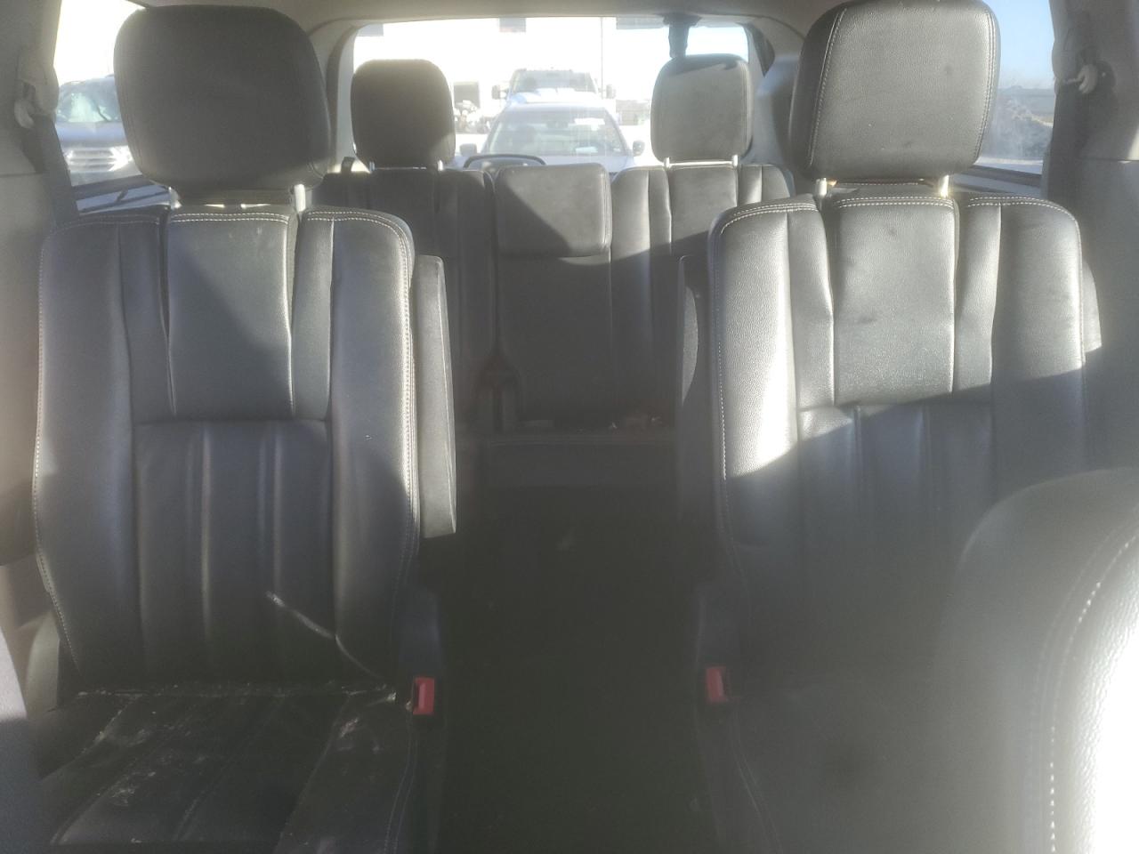 2014 Chrysler Town & Country - Image 10
