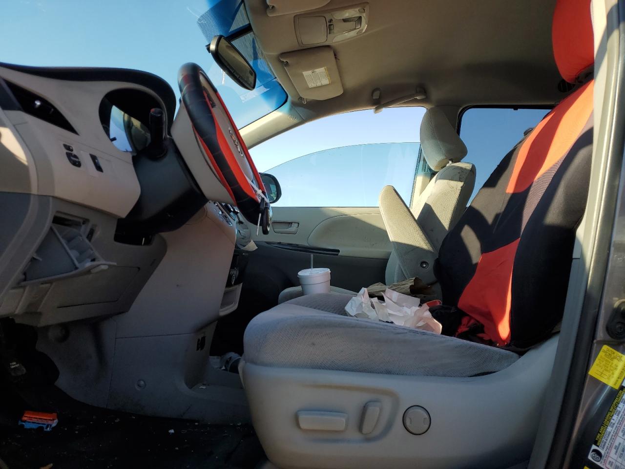 2011 Toyota Sienna - Image 7