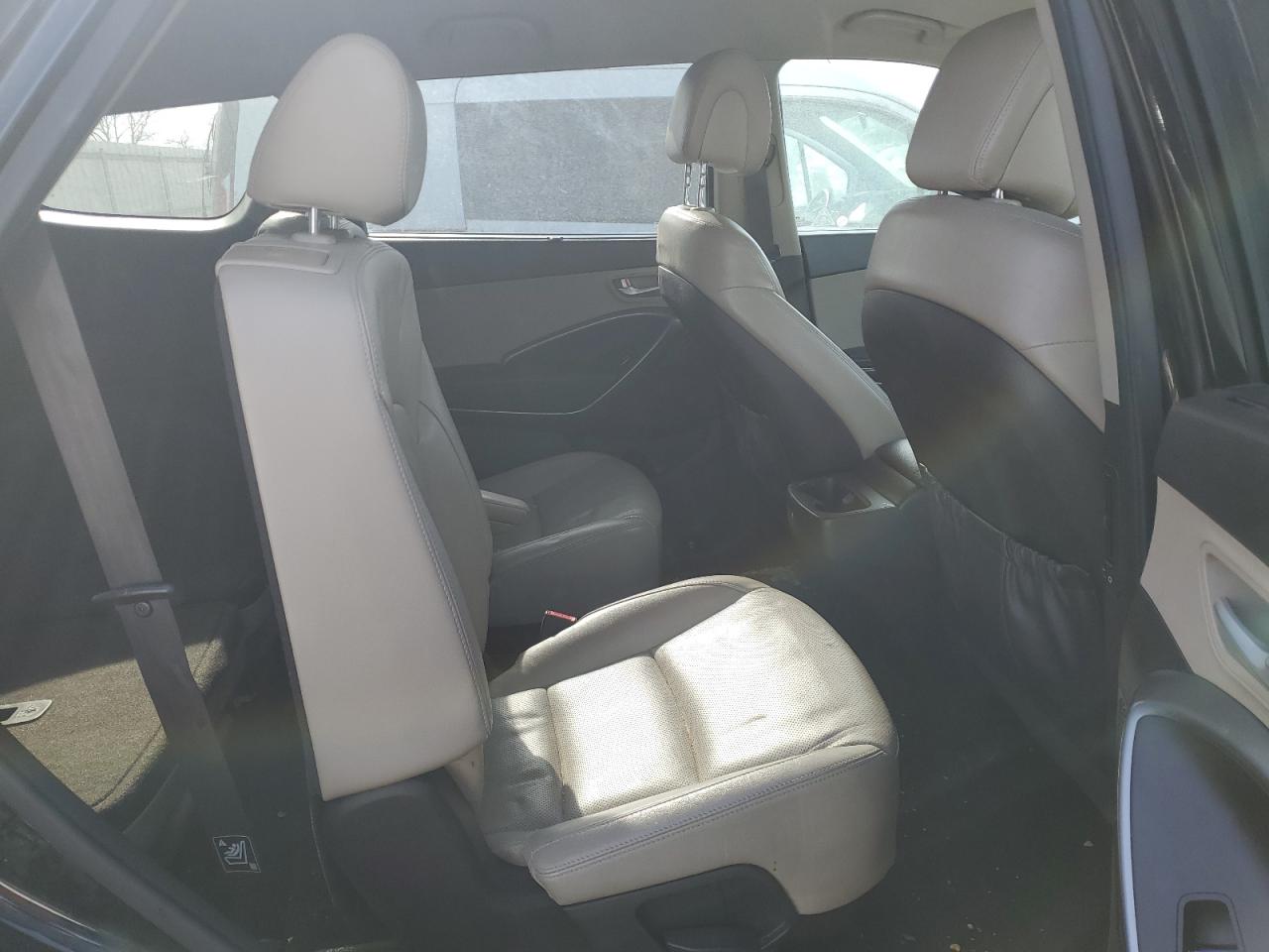 2017 Hyundai Santa Fe - Image 11