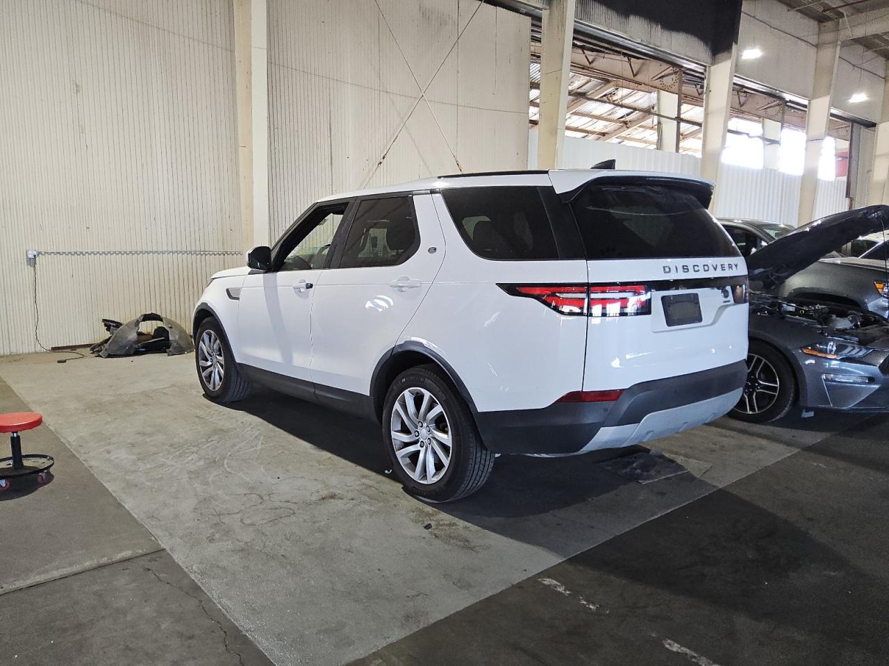 2018 Land Rover Discovery - Image 2