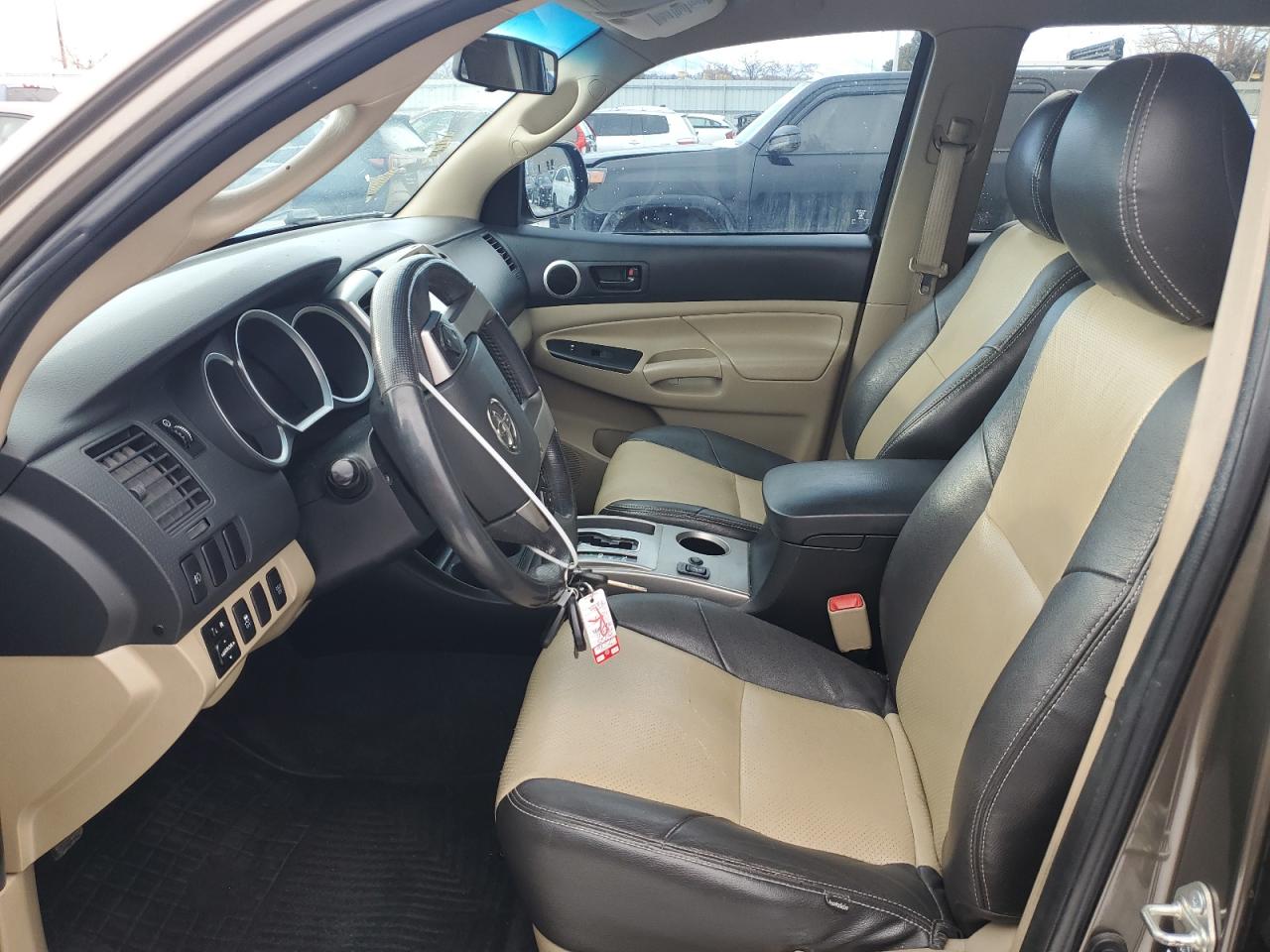 2015 Toyota Tacoma - Image 7