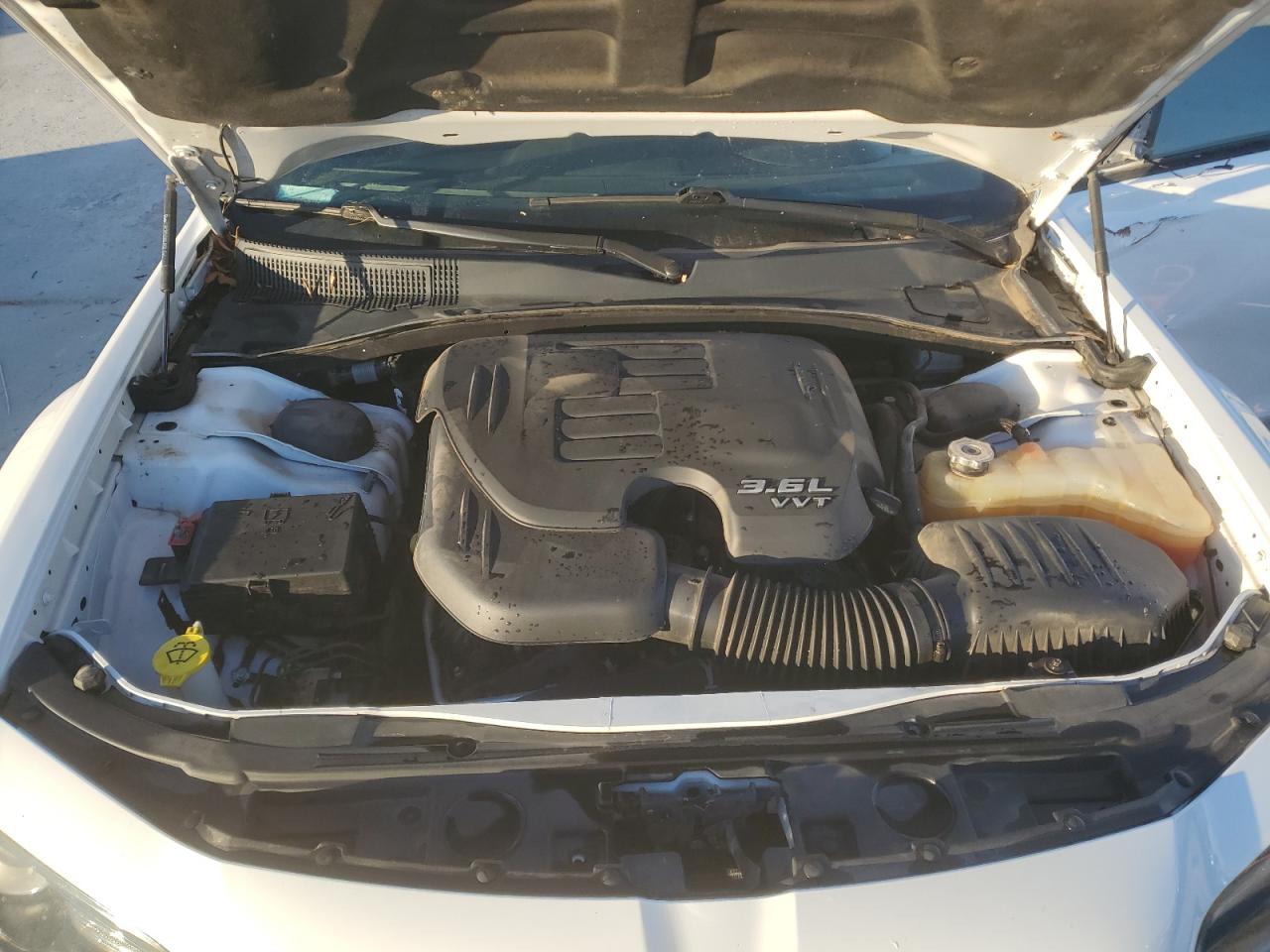 2017 Chrysler 300 - Image 11