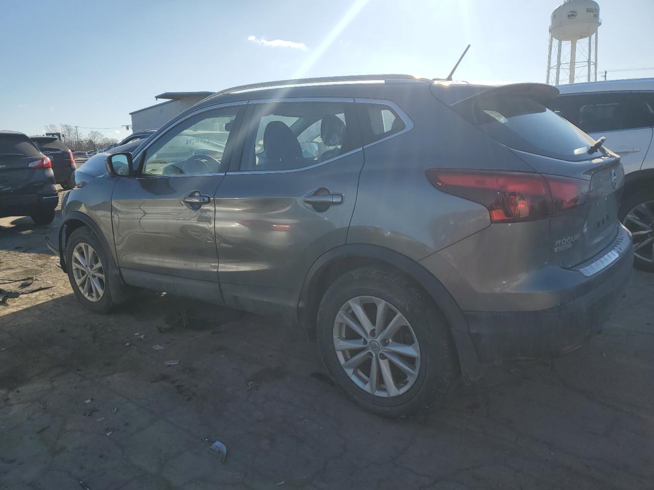2017 Nissan Rogue - Image 2
